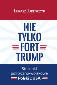 Białe tło z czerwonym i granatowym pasem, polska i amerykańska flaga przy literach