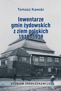 Zdjęcie zabytkowej, drewnianej synagogi w Grodnie w odcieniach szarości, granatowe liternictwo