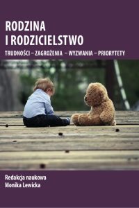 Fioletowe tło, białe liternictwo, na środku zdjęcie siedzącego na pomoście chłopca z dużym, pluszowym misiem