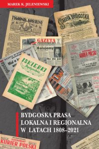 Na brązowym tle białe liternictwo, czerwone pasy i zdjęcia pierwszych stron gazet z różnych lat