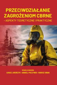 Żółte litery na bordowym tle, na środku zdjęcie ratownika w kombinezonie ochronnymi masce przeciw zanieczyszczeniom biologicznym i chemicznym