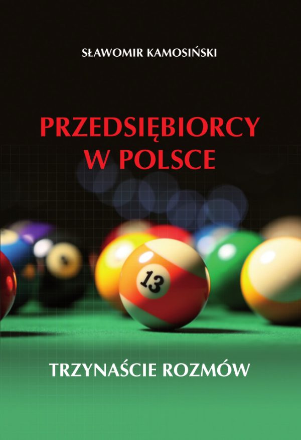 Na czarnym tle czerwone i białe litery, w tło wkomponowany zielony stół bilardowy z kolorowymi bilami, na pierwszym planie bila z numerem 13