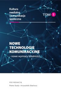 Na granatowym tle nieba konstelacje gwiazd i białe litery, na białym pasku granatowe litery