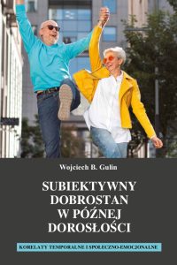 Białe liternictwo na granatowym i niebieskim tle, zdjęcie uśmiechniętej, rozbawionej pary kolorowo ubranych ludzi w średnim wieku