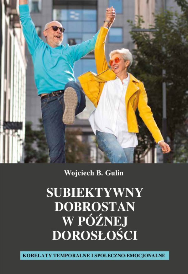 Białe liternictwo na granatowym i niebieskim tle, zdjęcie uśmiechniętej, rozbawionej pary kolorowo ubranych ludzi w średnim wieku