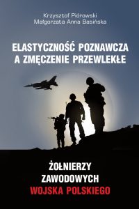 Szare i czarne tło, liternictwo białe z czerwonym akcentem, grafika przedstawiająca zarysy samolotu wojskowego i trzech uzbrojonych żołnierzy na tle zachodzącego słońca