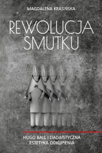 Na grafitowym, niejednolitym tle białe litery, czerwony ozdobnik i zdjęcie Hugo Balla na scenie klubu Cabaret Voltaire w charakterystycznym dla niego kostiumie