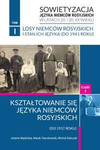 Na białym i granatowym tle białe i granatowe liternictwo, różowe elementy i zdjęcie w sepii przedstawiające rodzinę Niemców rosyjskich z epoki