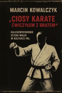 Ciemne, brązowe tło, beżowe i czerwone liternictwo, beżowa postać karateki bez twarzy