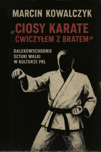 Ciemne, brązowe tło, beżowe i czerwone liternictwo, beżowa postać karateki bez twarzy