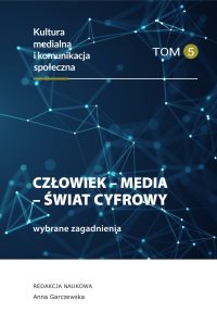 Na granatowym tle nieba konstelacje gwiazd i białe litery, na białym pasku granatowe litery