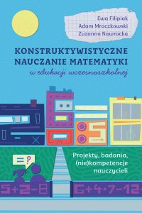 Na niebieskim tle żółte słoneczko, chmurka z wyrwanej z zeszytu w kratkę kartki, granatowe i liliowe liternictwo oraz kolorowe domki przypominające kształtem cyfry.