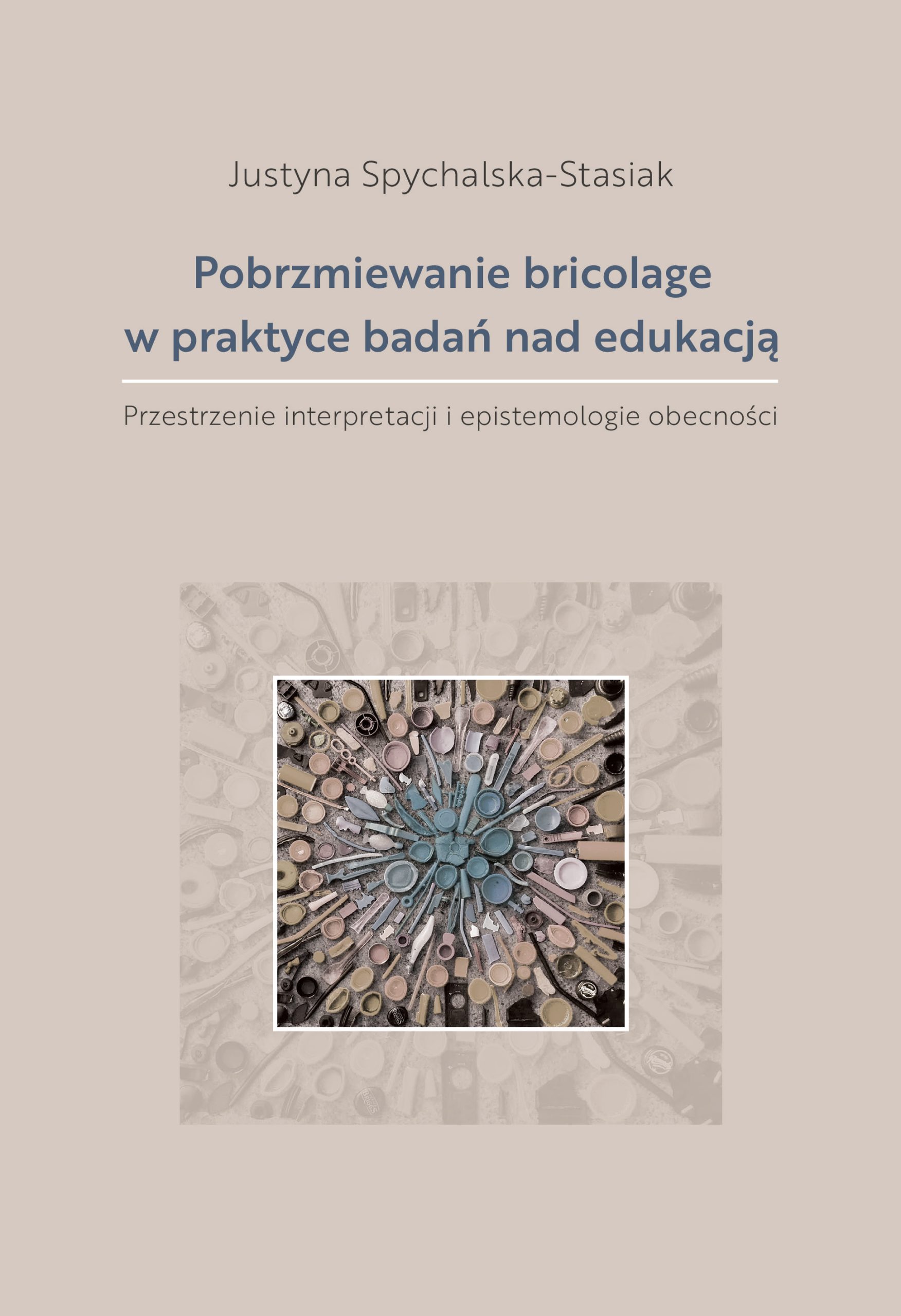 Beżowe tło, granatowe liternictwo, biały ozdobny pasek i kwadratowa grafika z abstrakcyjną kompozycją