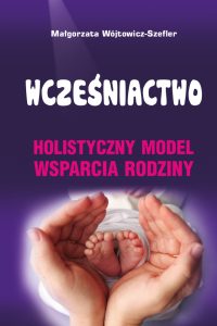 Na fioletowym tle białe i różowe liternictwo, zdjęcie przedstawiające stópki noworodka ujęte w dłoniach dorosłego człowieka