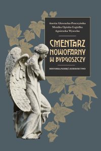 Na sinym tle figura kamiennego anioła, ozdobne liście i czarna tablica z beżowym liternictwem