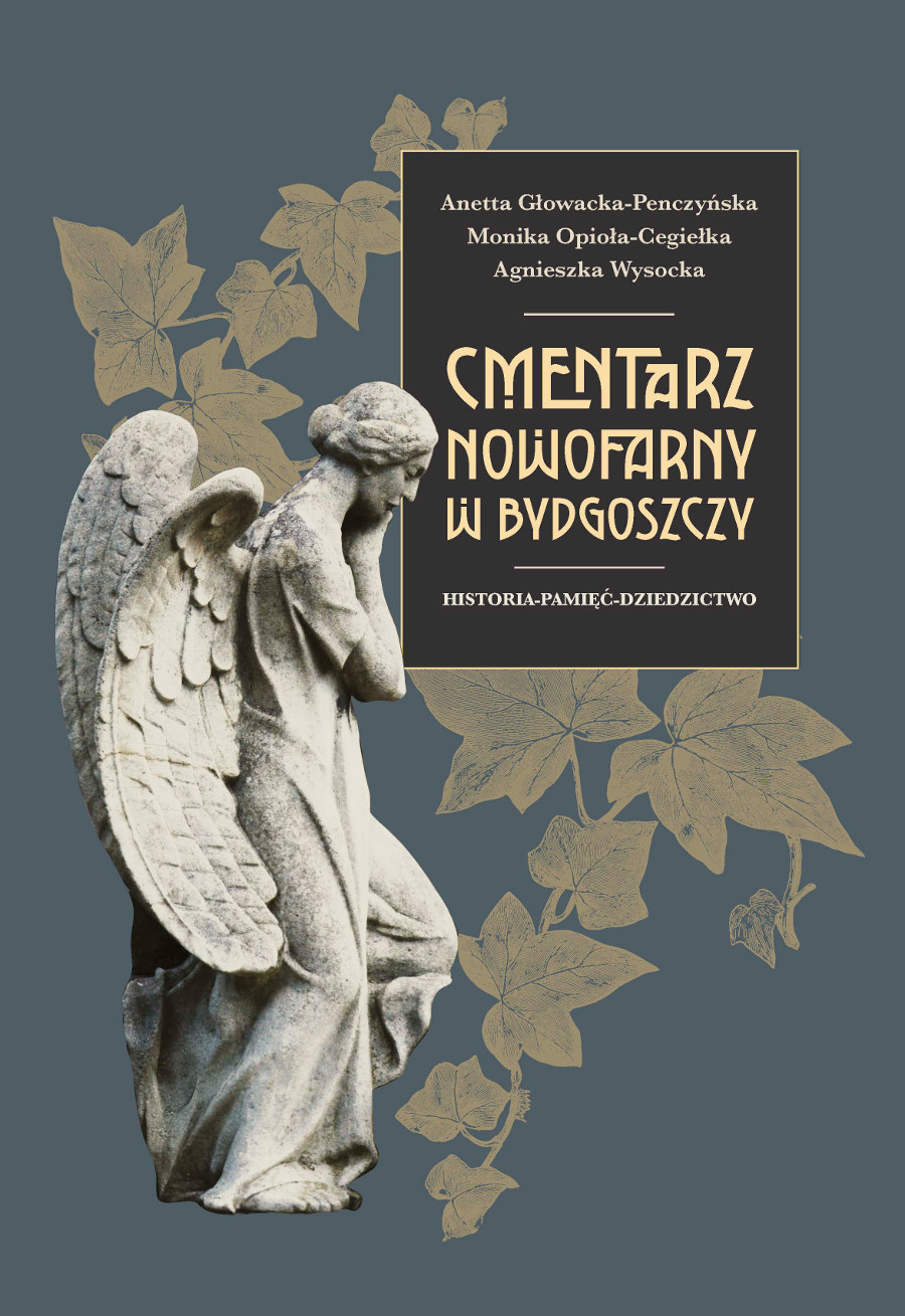 Na sinym tle figura kamiennego anioła, ozdobne liście i czarna tablica z beżowym liternictwem Na sinym tle figura kamiennego anioła, ozdobne liście i czarna tablica z beżowym liternictwem
